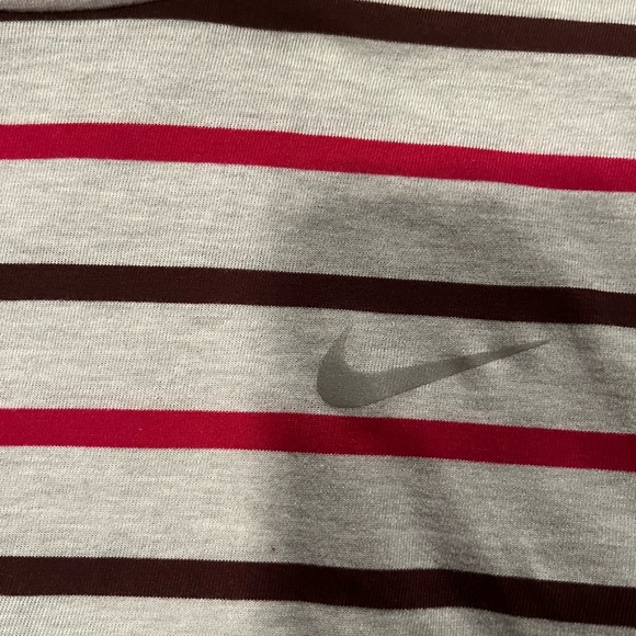 Striped Nike dry fit running shirt with pocket and reflective swoosh - Picture 3 of 4
